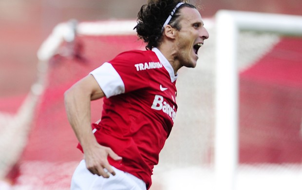 Forlán atacante Inter gre-nal centenário (Foto: Alexandre Lops/Divulgação Inter)