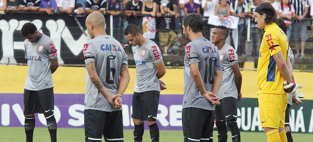 Jogadores do Corinthians prestam 1 minuto de silêncio em homenagem ao torcedor boliviano morto em jogo da Libertadores, Bragantino x Corinthians (Foto: Márcio Fernandes/Agência Estado)