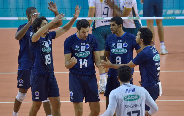 Volei - Cruzeiro Sada comemora ponto sobre o Rio de Janeiro RJX (Foto: Douglas Magno/Vipcomm)