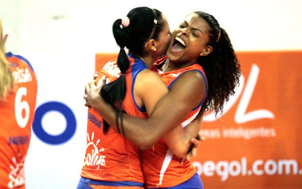 Jaqueline e Fernanda Garay comemoram ponto do Osasco no vôlei contra o Rio de Janeiro (Foto: Fabio Rubinato/AGF/Divulgação)