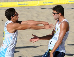 vitor e alvaro volei de praia  (Foto: Divulgação/CBV)