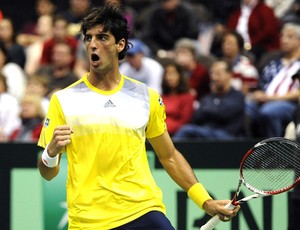 Thomaz Bellucci no tênis contra John Isner Copa Davis (Foto: EFE)