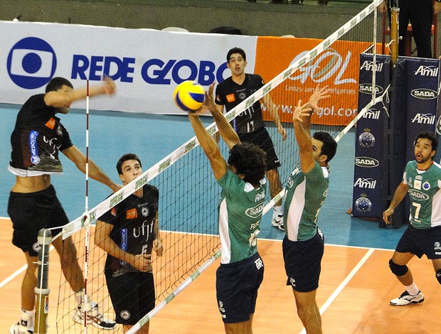 jogo de vôlei entre Cruzeiro x UFJF (Foto: Leonardo Simonini)