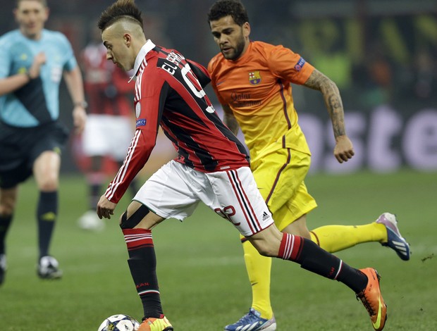 El Shaarawy e Daniel alves, Milan x Barcelona (Foto: AP)