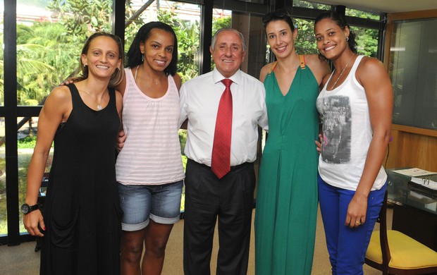 vôlei almoço Fabi, Fofão, Ary Graça, Sheilla e Adenízia (Foto: Divulgação / CBV)