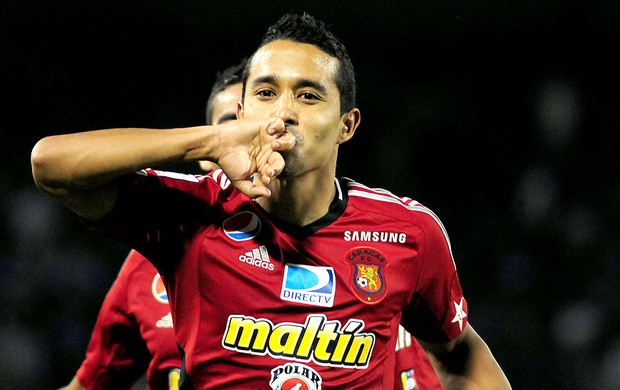 Luis Peña comemora gol do Caracas na Libertadores (Foto: EFE)