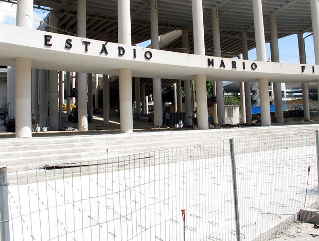 obras no entorno do estádio maracanã (Foto: Marcelo Baltar)