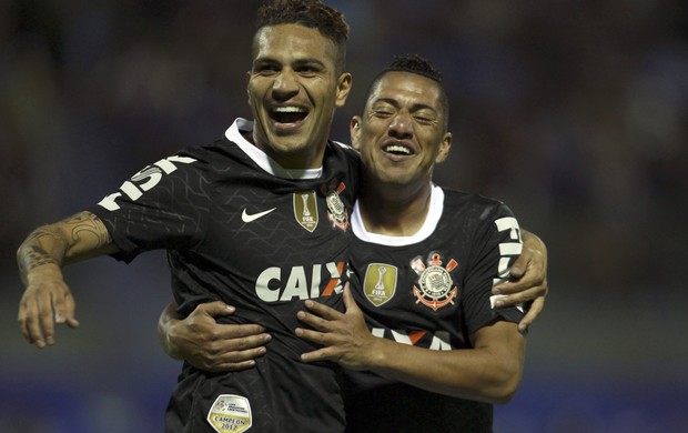 Guerrero e Ralf comemoram gol do Corinthians sobre o San Jose (Foto: AP)