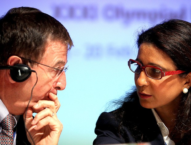 Gilbert Felli e Nawal El Moutawakel a reunião do COI (Foto: EFE)