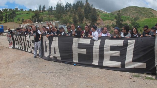 Sem ligar para altitude, torcedores do Corinthians fazem festa no trajeto até Oruro (Foto: Diego Ribeiro)