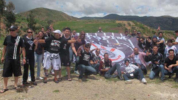 Sem ligar para altitude, torcedores do Corinthians fazem festa no trajeto até Oruro (Foto: Diego Ribeiro)