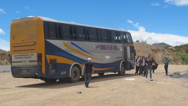 Sem ligar para altitude, torcedores do Corinthians fazem festa no trajeto até Oruro (Foto: Diego Ribeiro)