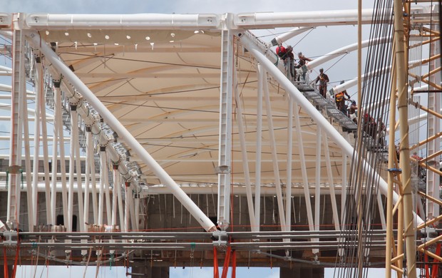 Instalação membrana cobertura estádio Mané Garrincha (Foto: Fabrício Marques / GLOBOESPORTE.COM)