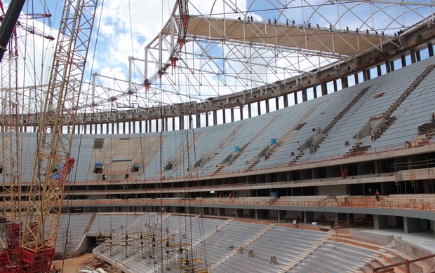 Instalação membrana cobertura estádio Mané Garrincha (Foto: Fabrício Marques / GLOBOESPORTE.COM)