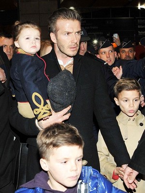 Beckham chega a Paris com a família (Foto: Reprodução)