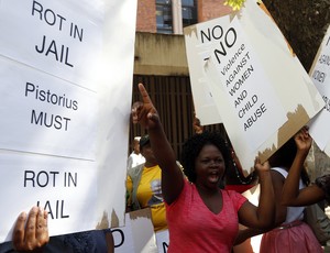 Cartaz contra Pistorius (Foto: Reuters)