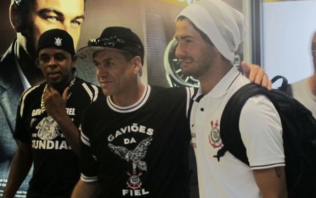 Embarque Corinthians em Guarulhos - Pato com torcedor (Foto: Diego Ribeiro)