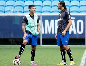 Vargas e Barcos no treino do Grêmio (Foto: Wesley Santos/Agência PressDigital)