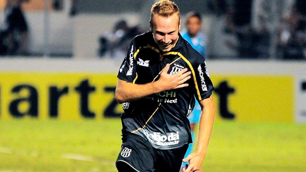 Alemão comemora gol da Ponte Preta (Foto: Ag. Estado)