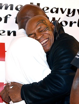 Mike Tyson e Holyfield se abraçam em evento (Foto: AP)