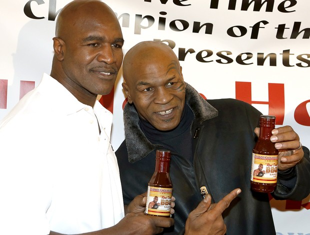 Mike Tyson e Holyfield juntos durante evento (Foto: AP)