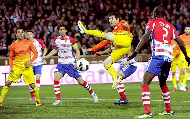 Messi na partida do Barcelona contra Granada (Foto: EFE)