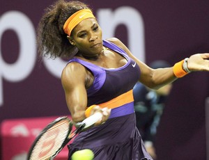 Serena Willams no tênis contra Sharapova no Qatar (Foto: EFE)