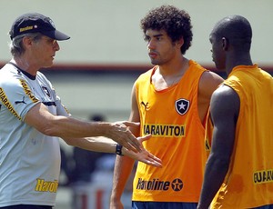 Oswaldo de Oliveira e Bruno Mendes no treino do Botafogo (Foto: Jorge William / Ag. O Globo)