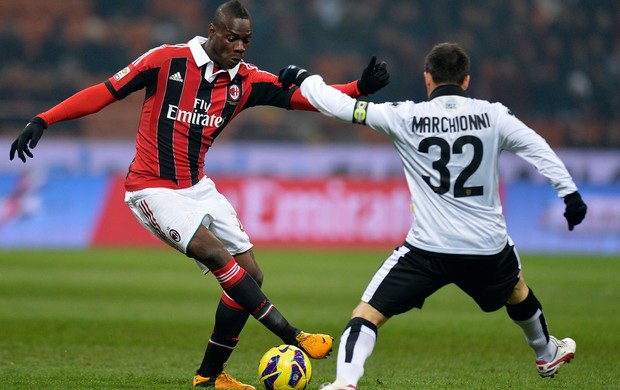 Balotelli e Marco Marchionni Milan x Parma (Foto: AFP)