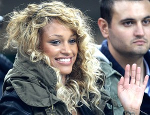 Fanny Neguesha namorada de Balotelli assiste a partida do Milan (Foto: AP)