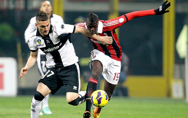 Mbaye Niang na partida do Milan contra o Parma (Foto: AP)