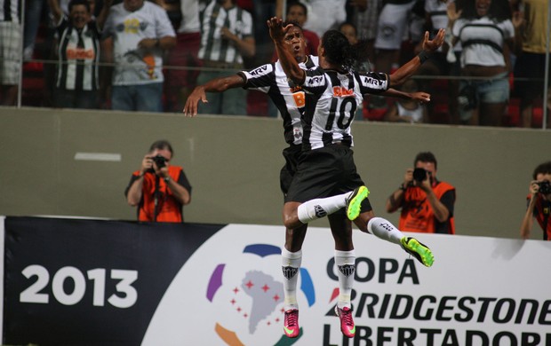 Jô e Ronaldinho gol Atlético-MG (Foto: Lucas Prates / Ag. Estado)