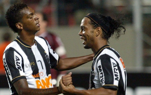 Jô e Ronaldinho Gaúcho gol Atlético-MG (Foto: EFE)