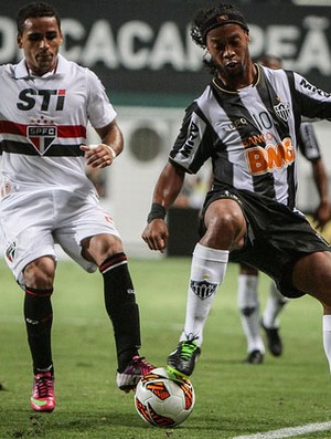 Ronaldinho Gaúcho decide a partida para o São Paulo (Foto: Bruno Cantini / Site Oficial do Atlético-MG)