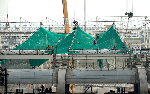 Obras maracanã tela proteção içamento  (Foto: Celso Pupo / Fotoarena)