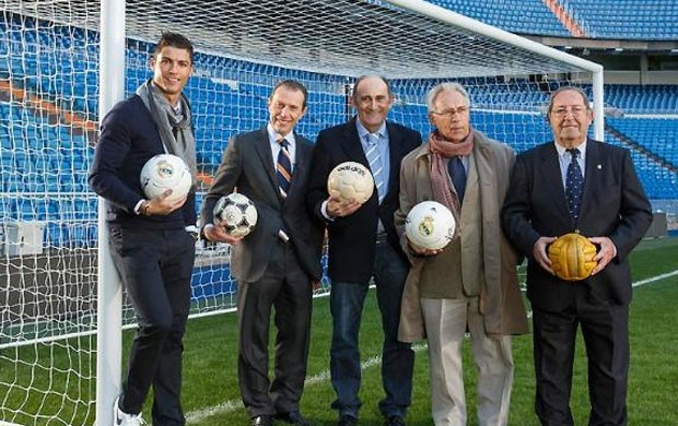 Cristiano Ronaldo e ídolos do Real Madrid (Foto: Site oficial do Real Madrid)