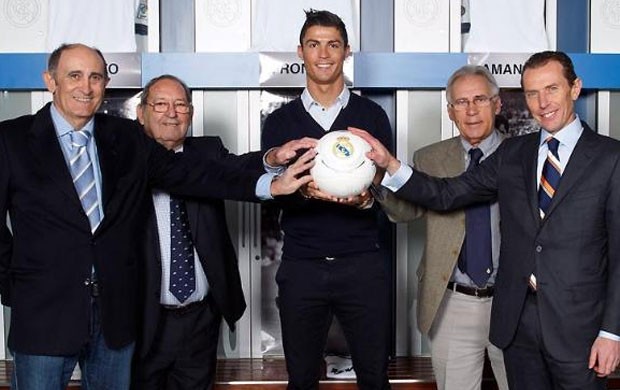 Cristiano Ronaldo e ídolos do Real Madrid (Foto: Site oficial do Real Madrid)