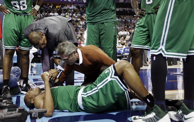 basquete NBA leandrinho barbosa celtics recebe atendimento médico (Foto: Agência AP)