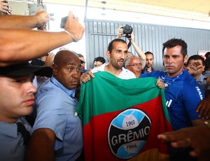 Barcos foi recebido por torcedores do Grêmio no aeroporto (Foto: Lucas Uebel/Grêmio FBPA)