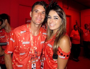 CARNAVAL thiago neves ao lado da esposa (Foto: Cíntia Barlem)