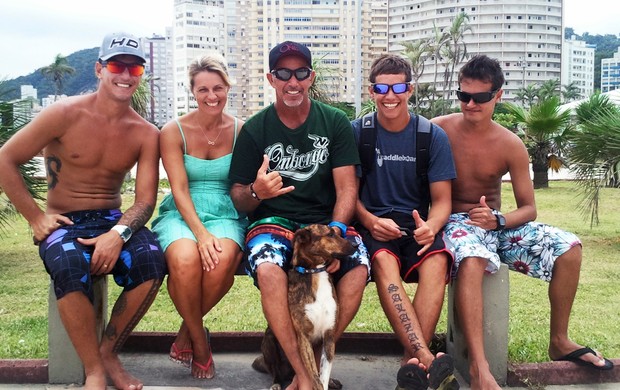 Família Salazar coloca até o cachorro 'Parafina' no surf (Foto: Rafael Freitas / TV Globo)