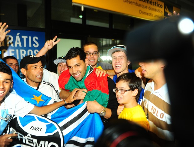 André Santos desembarcou em Porto Alegre e foi recepcionado por gremistas (Foto: Carlos Macedo / Agência RBS)