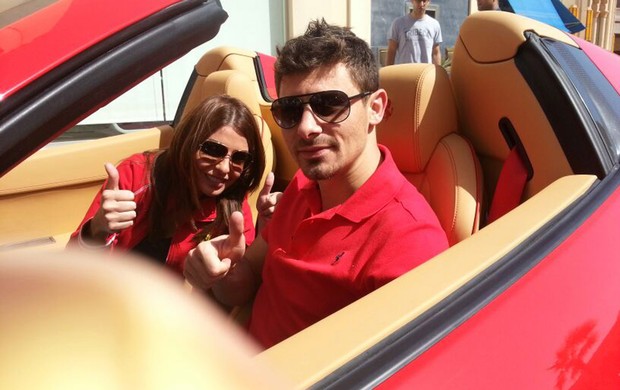 Alex grava matéria com sua Ferrari (Foto: Divulgação)