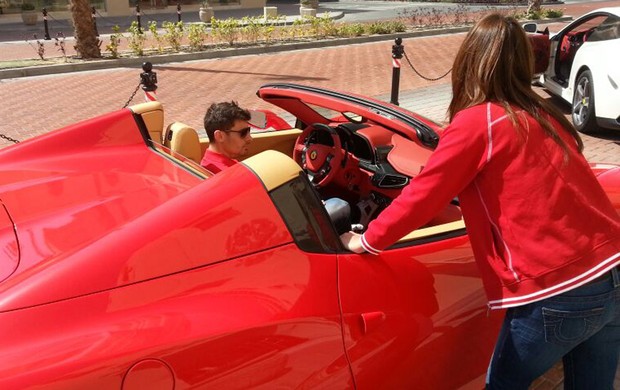 Alex grava matéria com sua Ferrari (Foto: Divulgação)