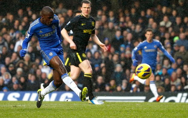 Ramires chuta para marcar gol do chelsea sobre o Wigan (Foto: Reuters)