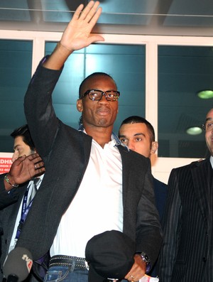 Drogba chegada Galatasaray (Foto: AFP)