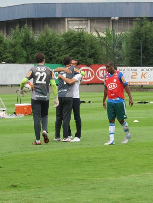 Barcos abraça o goleiro Bruno e dá adeus ao Palmeiras (Foto: Gustavo Serbonchini/GLOBOESPORTE.COM)