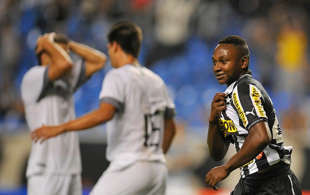 Sassá comemora gol Botafogo contra o Resende (Foto: Fernando Soutello / Agif)