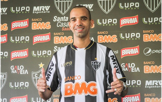 Diego Tardelli veste a camisa do Atlético-MG (Foto: Bruno Cantini / Site Oficial do Atlético-MG)