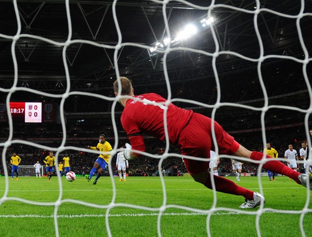 Hart defende pênalti de Ronaldinho (Foto: AFP)